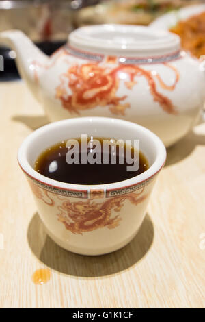 Cinese del tè nella tazza e teiera Foto Stock