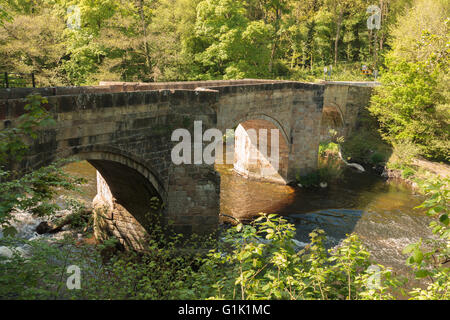 Il vecchio Dee bridge o Pontcysyllte ponte che attraversa il fiume Dee collega i villaggi di Trevor e Froncysyllte in Galles Wrexham Foto Stock