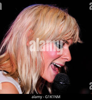 Barcellona - Jan 17: Maja Ivarsson, cantante dei suoni (BAND), esegue a Apolo on gennaio 17, 2011 a Barcellona, Spagna. Foto Stock