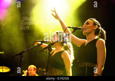 Barcellona - 15 Maggio: Aurora e il Betrayers (BAND) Prestazioni a Barts stadio. Foto Stock