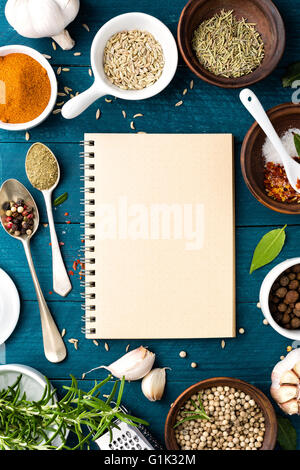Sfondo culinario e Ricettario con varie spezie sul tavolo di legno Foto  stock - Alamy