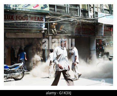Macerie provenienti dalla demolizione di mano di negozi nel quartiere di Paharjani, New Delhi prima del 2010 i giocatori del Commonwealth Foto Stock