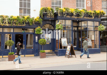 Il Benjamin Satchwell pub, la sfilata, Royal Leamington Spa, Warwickshire, Regno Unito Foto Stock