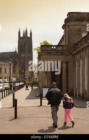 La gente camminare al di fuori delle camere della pompa, la sfilata, Royal Leamington Spa, Warwickshire, Regno Unito Foto Stock