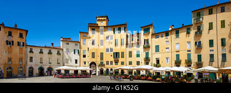 Piazza dell'Anfiteatro all'interno dell'antico anfiteatro romano di Lucca, Toscana, Italia Foto Stock