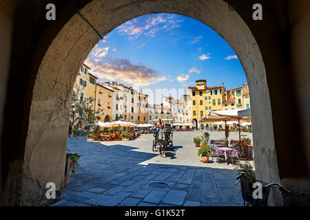 Piazza dell'Anfiteatro all'interno dell'antico anfiteatro romano di Lucca, Toscana, Italia Foto Stock