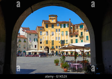 Piazza dell'Anfiteatro all'interno dell'antico anfiteatro romano di Lucca, Toscana, Italia Foto Stock