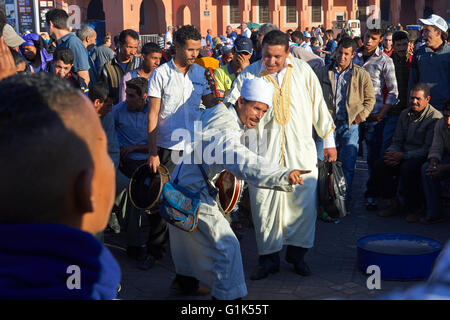 Tradizionale gli artisti di strada di eseguire in piazza Jemaa El Fnaa di Marrakech, Marocco. Un sito Patrimonio Mondiale dell'UNESCO Foto Stock