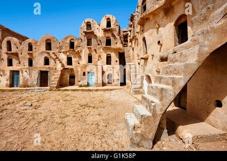 Il tradizionale Sahara settentrionale di mattoni di fango fortificate Ksar berbero di Ez Zahra vicino a Tataouine, Tunisia, Africa Foto Stock