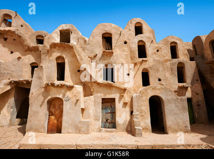 Il tradizionale Sahara settentrionale di mattoni di fango fortificate Ksar berbero di Ez Zahra vicino a Tataouine, Tunisia, Africa Foto Stock