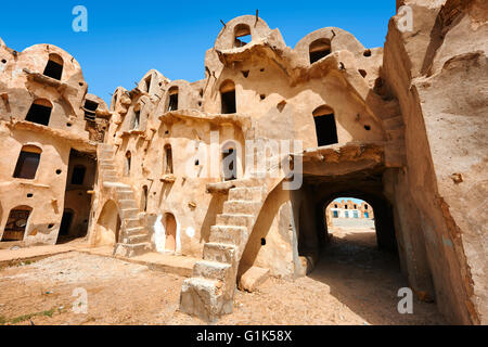 Il tradizionale Sahara settentrionale di mattoni di fango fortificate Ksar berbero di Ez Zahra vicino a Tataouine, Tunisia, Africa Foto Stock