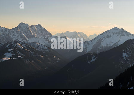 Monte Nevoso Soiernspitze e Monte Woerner in montagne Karwendel con gamma di Wetterstein dietro nella calda luce della sera Foto Stock