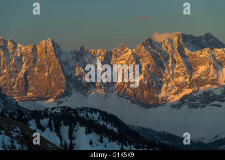 Coperta di neve Laliderer pareti di roccia e il Monte Moserkarspitze nel Karwendel mountain range illuminato a sunrise,Tirol,Austria Foto Stock