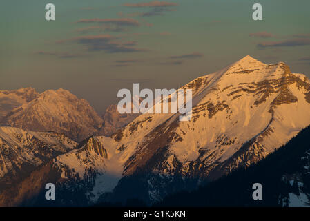 Il Monte Nevoso Soiernspitze nel Karwendel gamma di montagna delle Alpi in Europa illuminato in arancione all'alba,Baviera,Germania Foto Stock