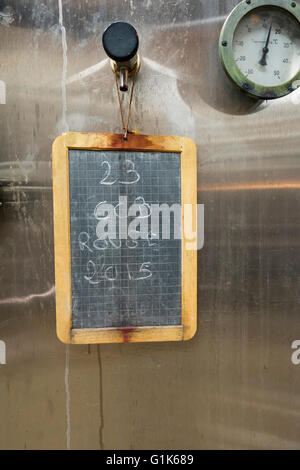 Sign in acciaio inox di vasche di fermentazione per Cabernet vino, Station Wagon Chateau Carignan, Carignan de Bordeaux, Francia. Foto Stock