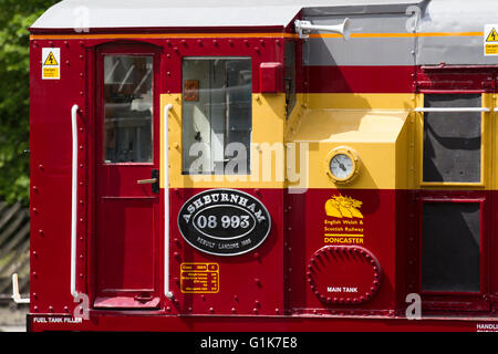 Locomotiva diesel-elettrica per shunting a Haworth, North Yorkshire, Regno Unito. British Railways Class 08 Diesel Electric 0-6-0 shunter No. D3759 / 08 993. Foto Stock