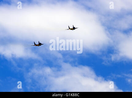 Mig-29 jet da combattimento da dietro contro blu cielo molto nuvoloso Foto Stock