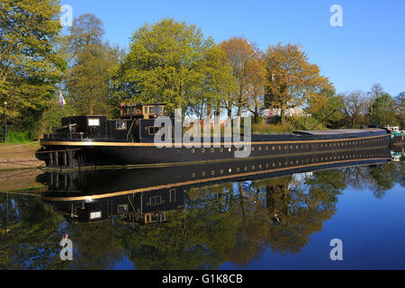 Una chiatta ormeggiata vicino al Mulino Koelewei (1765) a Bruges, Belgio Foto Stock