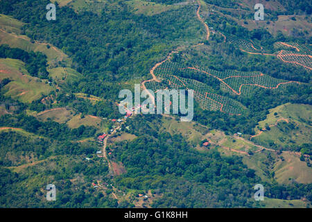 COSTA RICA - vista aerea del paesaggio, con la strada attraverso colline Foto Stock