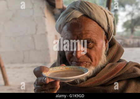 Halepotra musulmano abitante di bere Masala Chai, Kutch Foto Stock