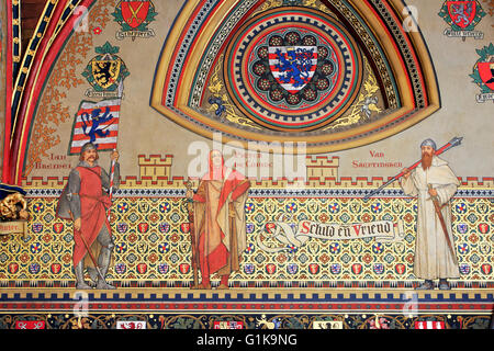 Una pittura murale raffigurante Jan Breydel, Pieter De Coninck e Willem van Saeftinghe all'interno del municipio di Bruges, Belgio Foto Stock