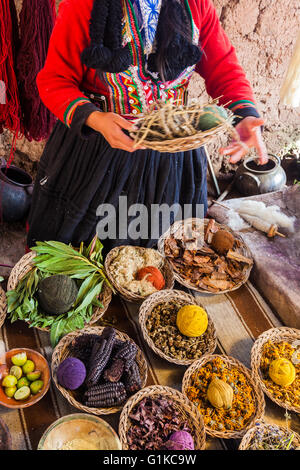 Esempi di lana tinti e gli impianti utilizzati per ottenere i colori Foto Stock