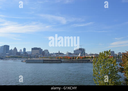 Montreal skyline della città nel vecchio porto di Montreal, Quebec, Canada. La gente può essere visto in giro. Foto Stock