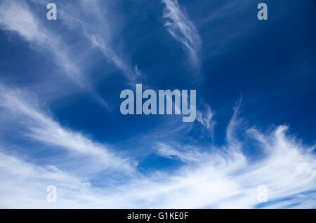 Cirrus nuvole nel cielo sfondo naturale Foto Stock