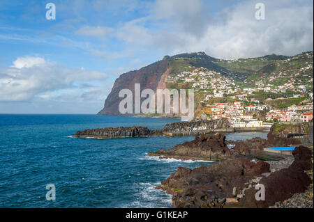 Camara de Lobos cittadina sulle scogliere rocciose di oceano Atlantico Foto Stock