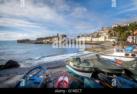 Vecchio colorate barche da pesca recante sulla riva in Camara de Lobos Foto Stock