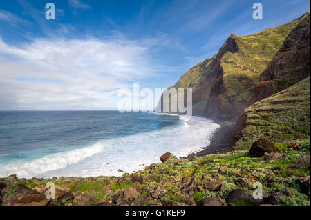 Wild Ocean baia circondata da montagne rocciose dell'isola di Madeira Foto Stock