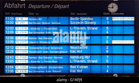 Scheda di partenza in treno dalla stazione di Lubecca, Germania Foto Stock