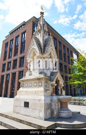 San Lorenzo e Maria Maddalena bere fontana progettata da John Robinson Carter Lane Gardens London REGNO UNITO Foto Stock