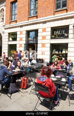 Paolo francese Panetteria e Pasticceria accanto alla Cattedrale di St Paul Paternoster Row London REGNO UNITO Foto Stock