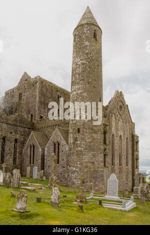 La torre circolare (28 metri o 90 piedi), risalente al c.1100 presso la Rocca di Cashel, Cashel, Co. Tipperary, Repubblica di Irlanda. Foto Stock