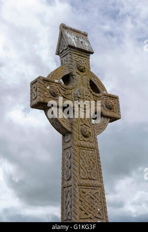 Irish alta croce con motivi celtici presso la Rocca di Cashel, a.k.a. il Kings & San Patrizio Rock, Cashel, Tipperary, Irlanda. Foto Stock