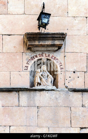 La scultura della Madonna e il bambino nella facciata di un edificio della città di Salamanca Castiglia e Leon, Spagna. Foto Stock