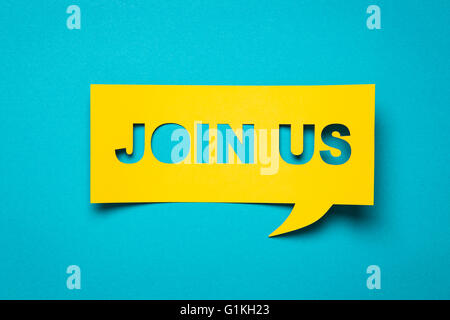 Discorso bolla con tagliare la frase "Unisciti a noi' nella carta. Foto Stock