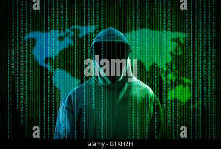 Hacker con un cappuccio e un codice binario. L'hacking Internet. Foto Stock