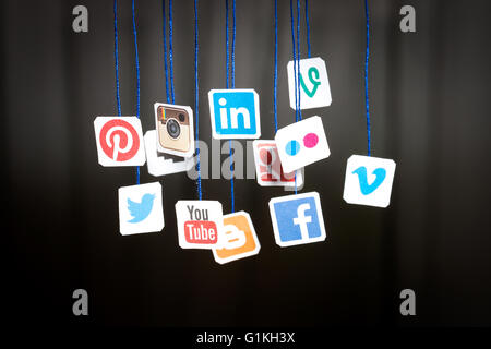 BELCHATOW, Polonia - 31 agosto 2014: popolare social media sito web logo stampato su carta e appeso su stringhe. Foto Stock