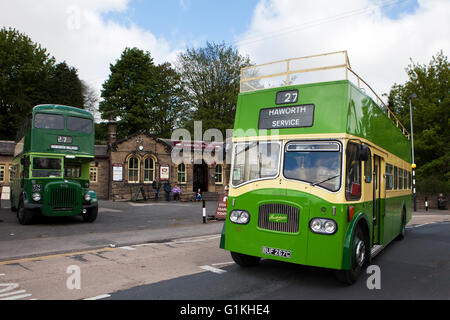 Southdown Leyland Titan PD3 267 (BUF 267C) a Keighley & Haworth tempo di guerra il fine settimana. Foto Stock