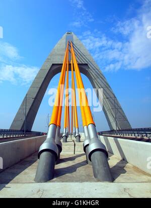 Una nuova torre singola ponte strallato con spessi cavi di acciaio Foto Stock
