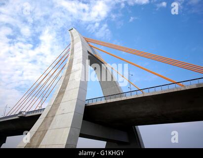 Una moderna torre singola ponte strallato con spessi cavi di acciaio Foto Stock