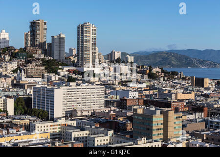 Vista verso la collina di russo dal quartiere finanziario del centro cittadino di San Francisco. Foto Stock