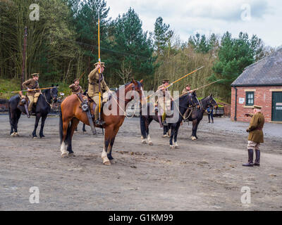 Beamish Open Air Museum, Guerra Mondiale 1 cavalli in guerra fine settimana un funzionario lancieri di perforazione montati su i loro cavalli Foto Stock