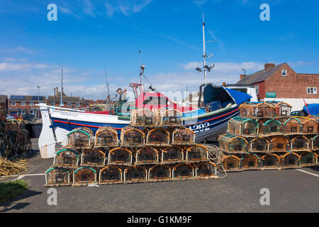 Aragosta o granchio pentole impilate con le barche in Fisherman's Square Redcar North Yorkshire Regno Unito Foto Stock
