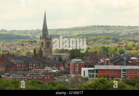 Skyline di Chesterfield Town Center dominata dalla "twisted guglia' di St Mary e di tutti i santi, Chesterfield, Derbyshire Inghilterra Foto Stock