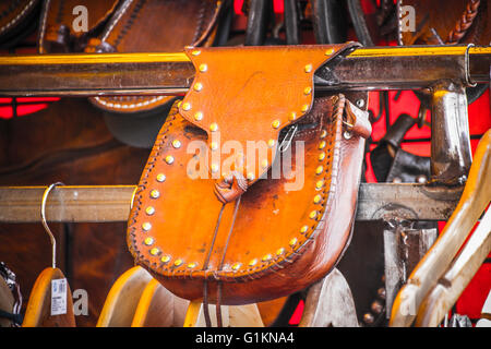 In pelle di bancarelle di artigianato in una fiera medievale Foto Stock