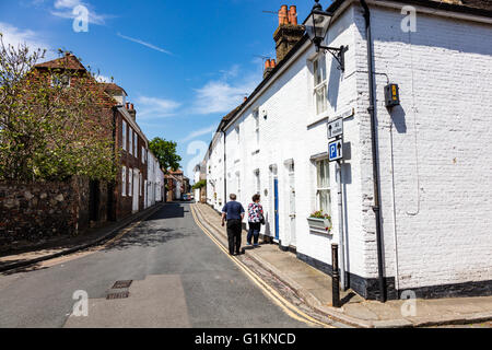 Due visitatori guardare cottages, Filamento superiore Street, Sandwich, Kent, England, Regno Unito Foto Stock