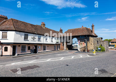 La Crispin Inn e la storica Toll Gate per il fiume Stour Bridge, Sandwich, Kent, England, Regno Unito Foto Stock